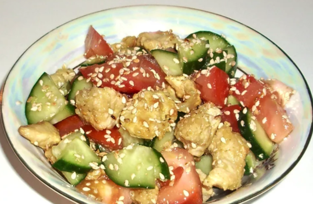Куриный салат с заправкой из кунжута и имбиря по-китайски